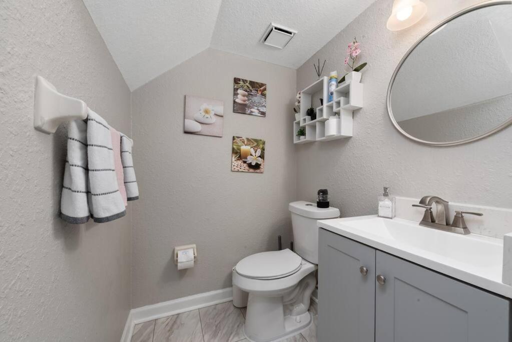 Beautiful Near Disney, Heated Pool, Bbq, 4 Bedrooms Holiday home Kissimmee